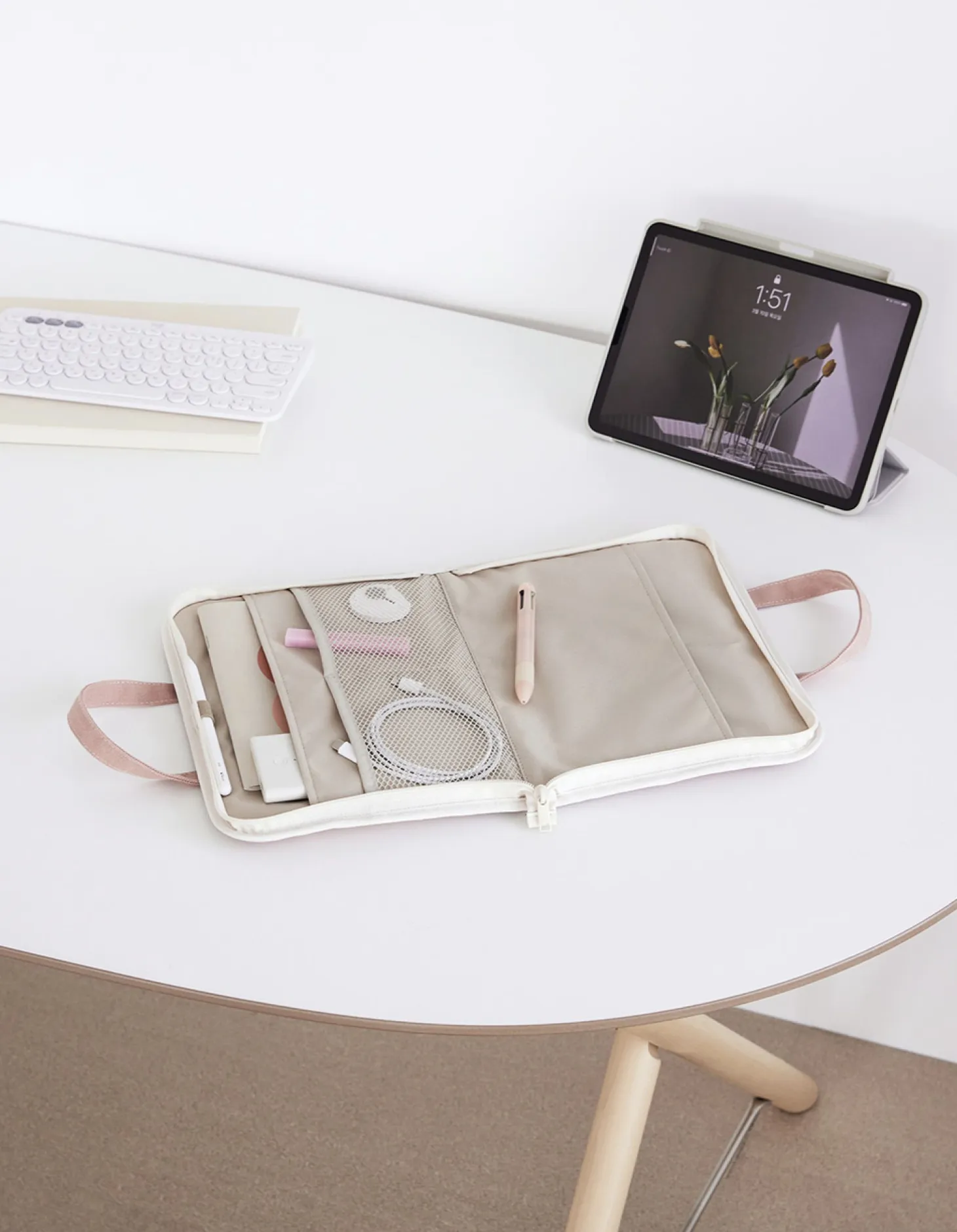 A Low Hill Stitch Tablet Tote