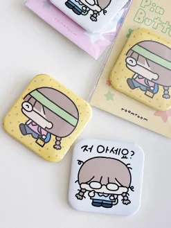 Hodu Girl Square Button Pin