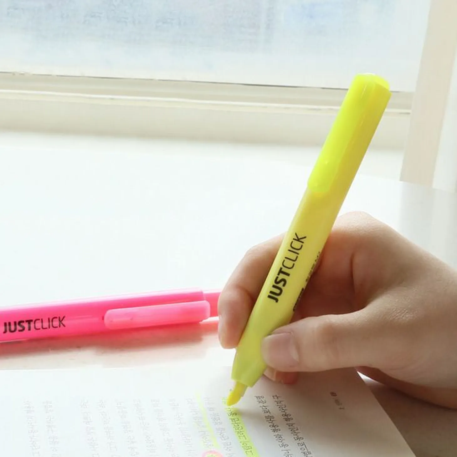 Medium Just Click Retractable Highlighter