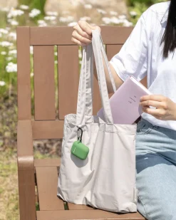 Medium Travelus Daily Shoulder Bag