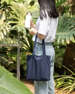 Medium Travelus Daily Shoulder Bag