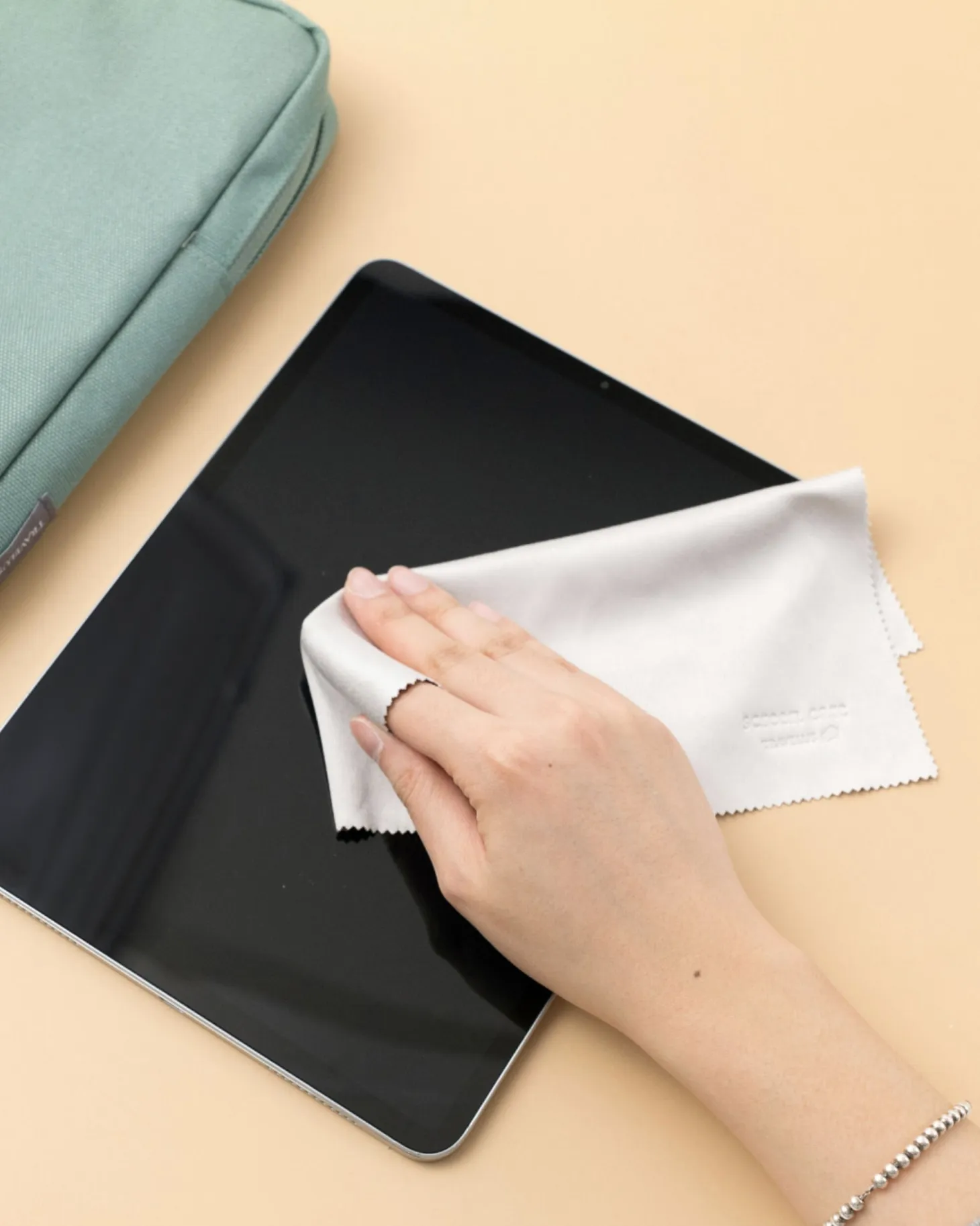 Travelus 11 in. Pouch & Screen Cloth Set