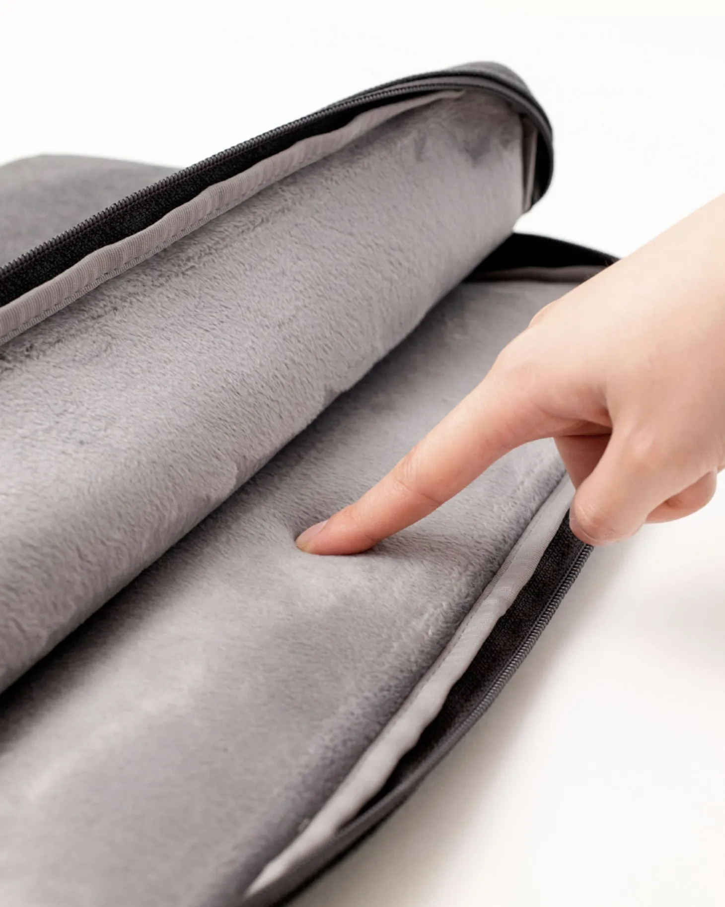 Travelus 16 in. Pouch & Screen Cloth Set