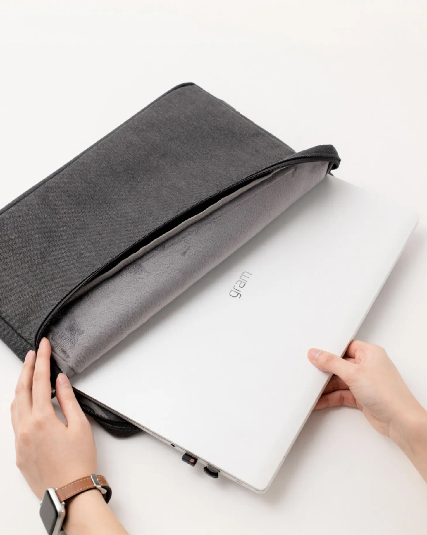 Travelus 16 in. Pouch & Screen Cloth Set